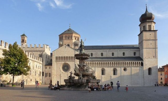 Trento-Piazza_del_Duomo.jpg